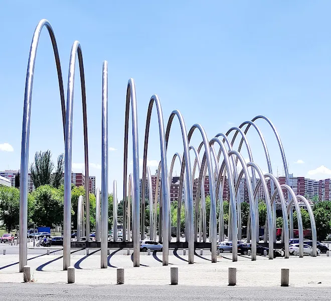 Puerta de la Ilustración - Escultura en Madrid - foto 3