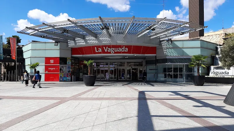 La Vaguada - Bus stop en Madrid - foto 3